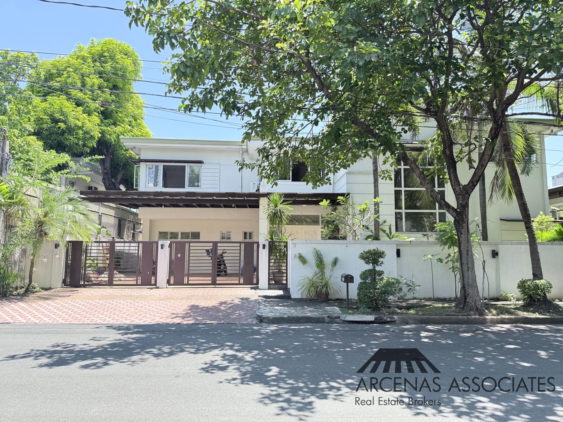 Spacious and bright 2 story in Dasmarinas Village, Makati