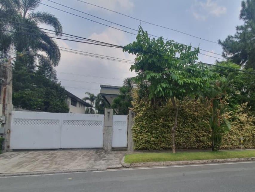 Spacious Split Type House in Forbes Park, Makati