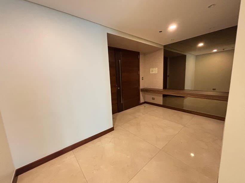 Bright and Spacious Semi Furnished Unit - Urdaneta Village, Makati - photo 1