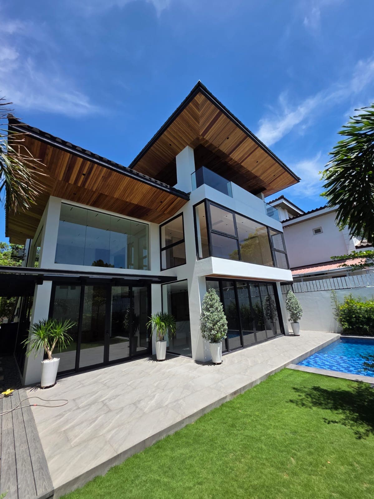 Brand-new contemporary three-storey  - photo 3