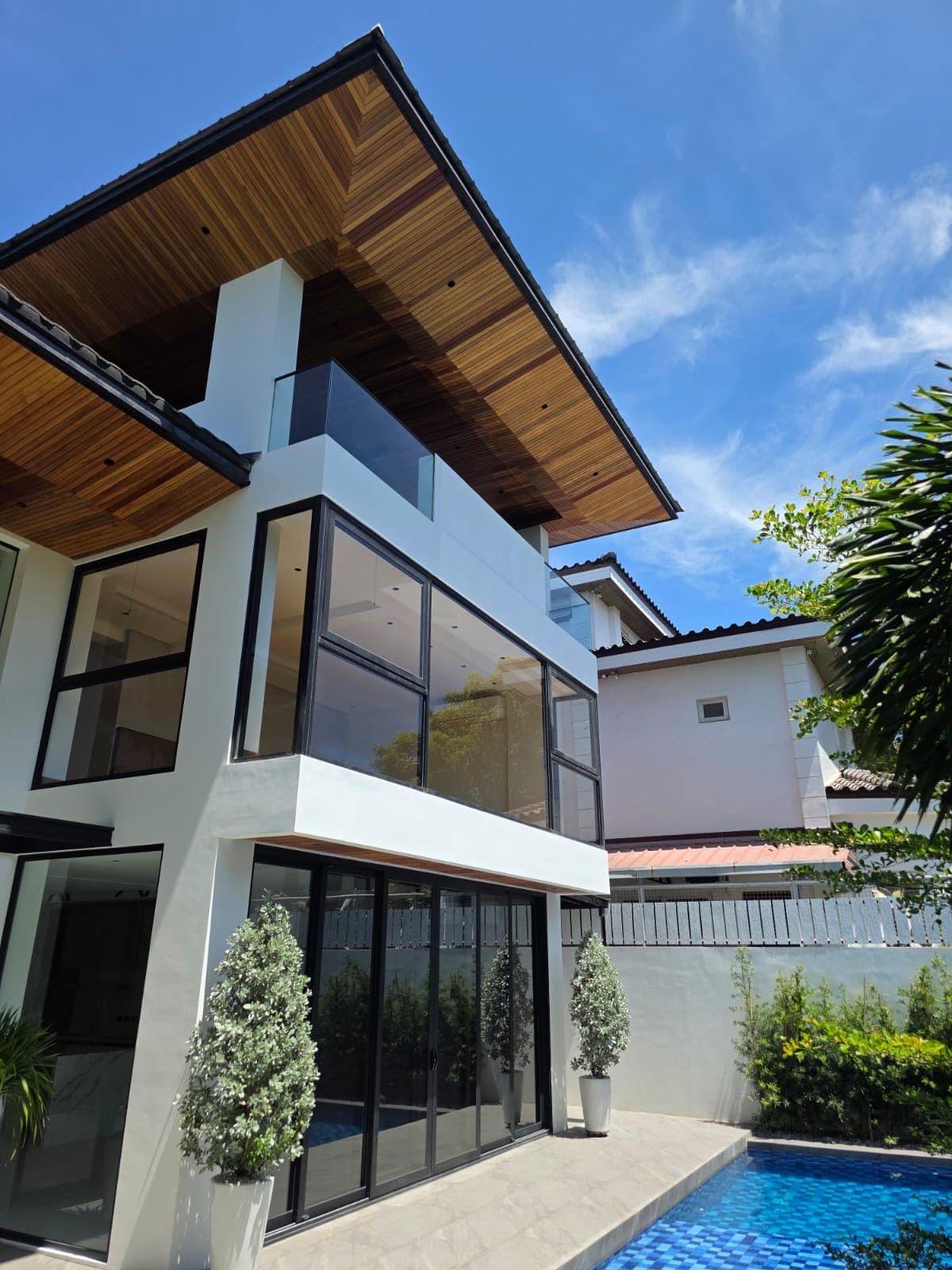 Brand-new contemporary three-storey  - photo 5