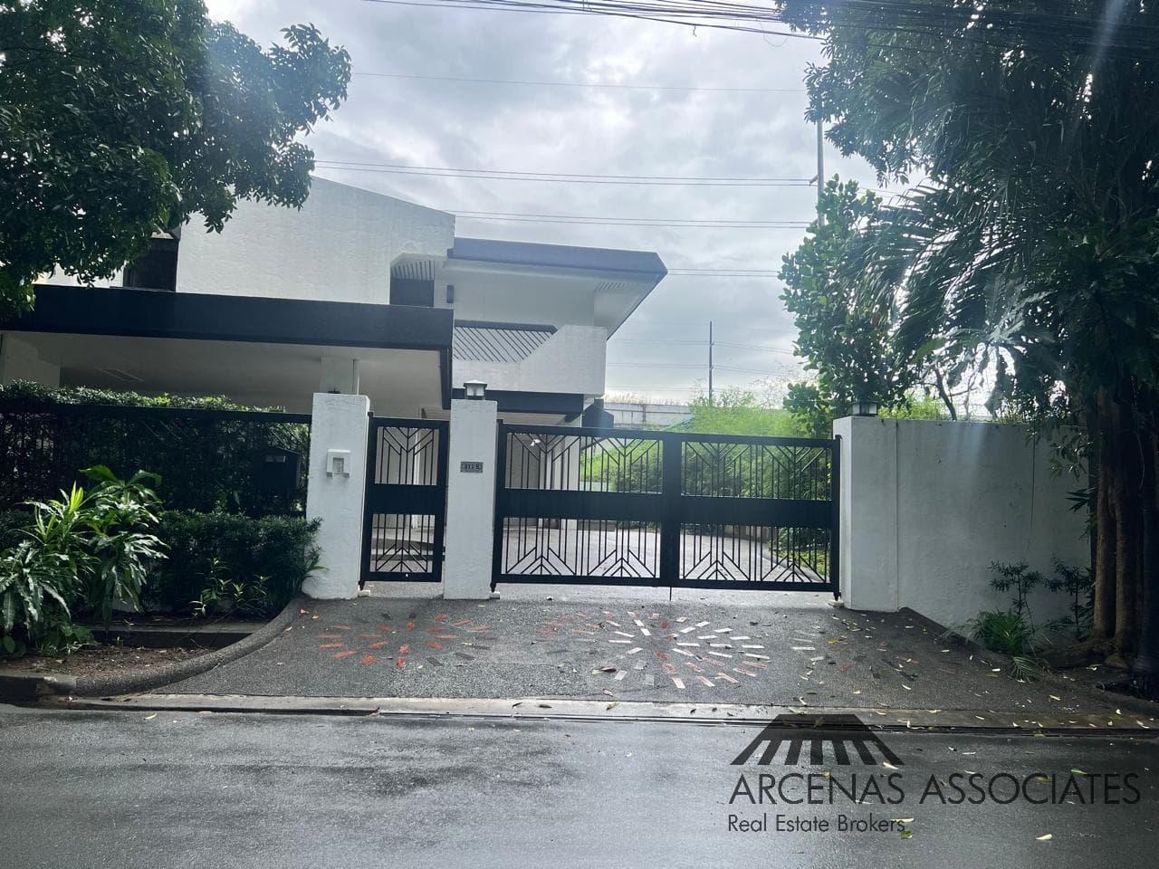 Sophisticated Duplex House in Urdaneta Village, Makati