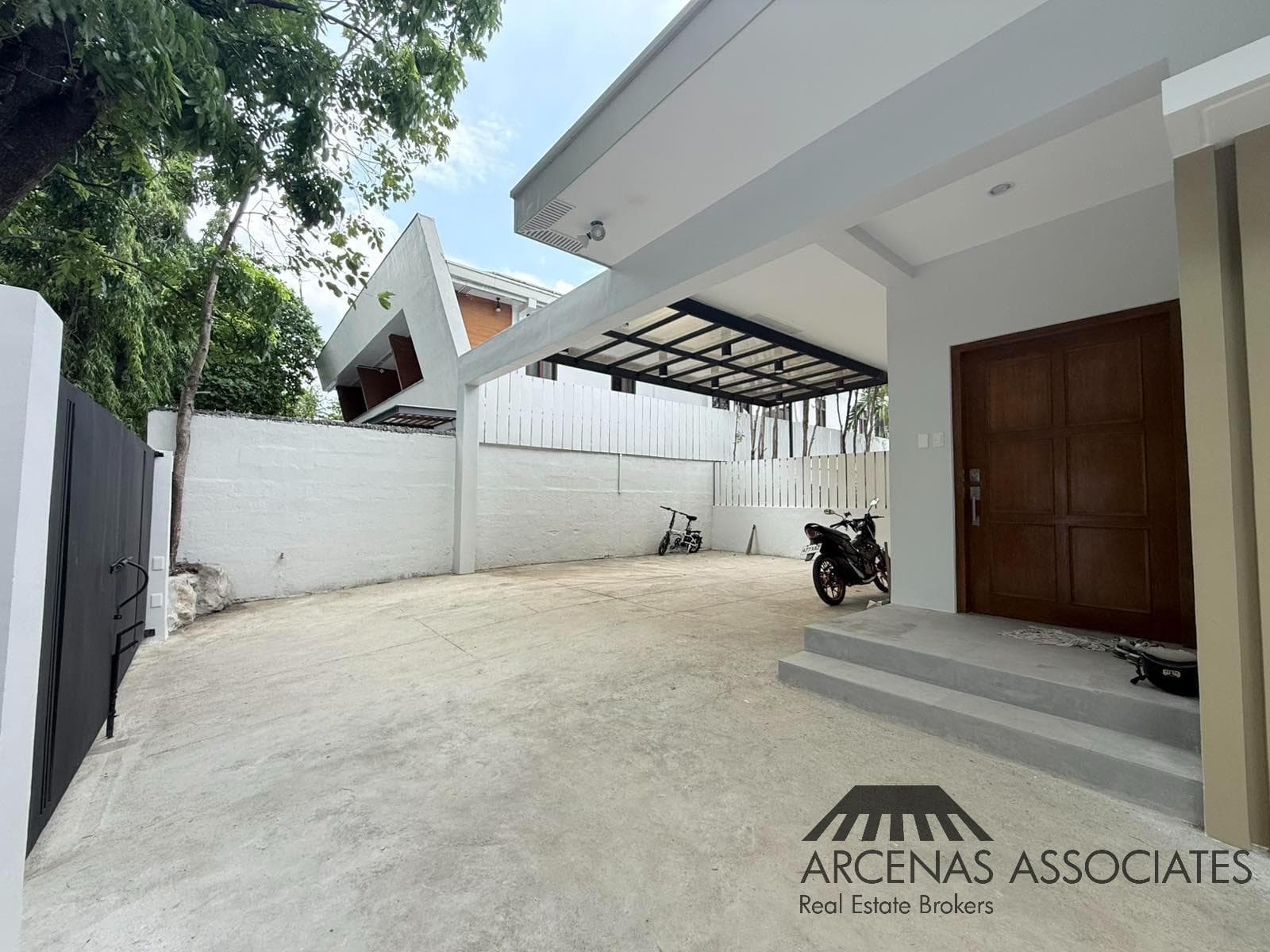 Elegant Modern House in Dasmariñas Village - photo 4
