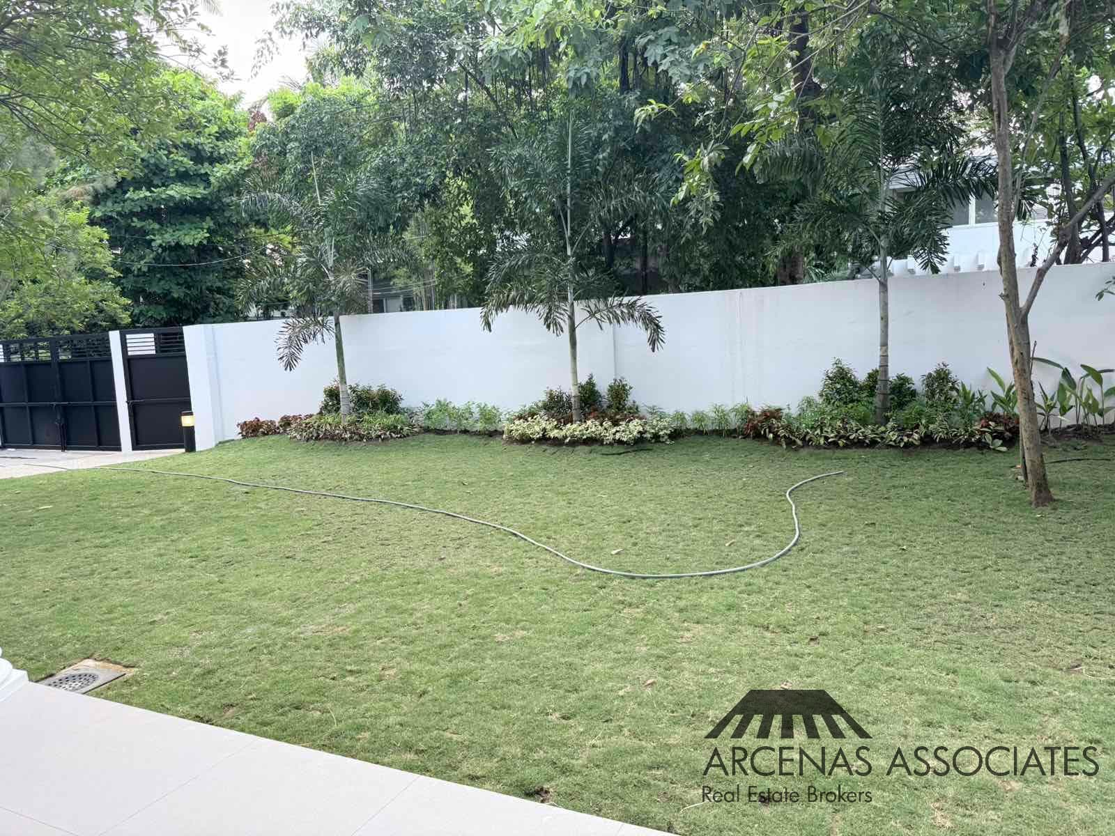 Stylish Modern House in Dasmariñas Village - photo 2