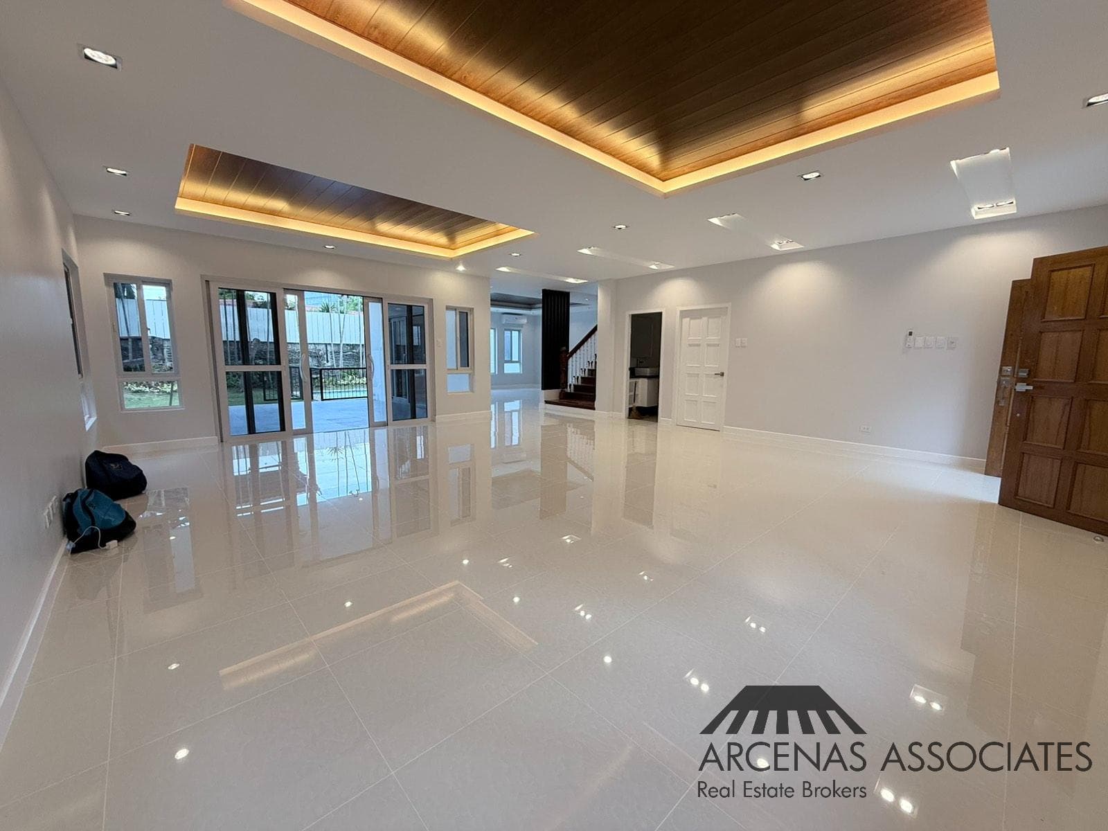 Stylish Modern House in Dasmariñas Village - photo 3