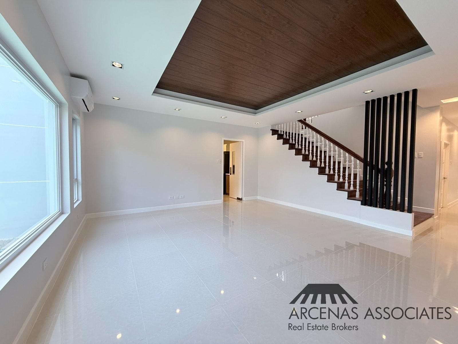 Stylish Modern House in Dasmariñas Village - photo 4