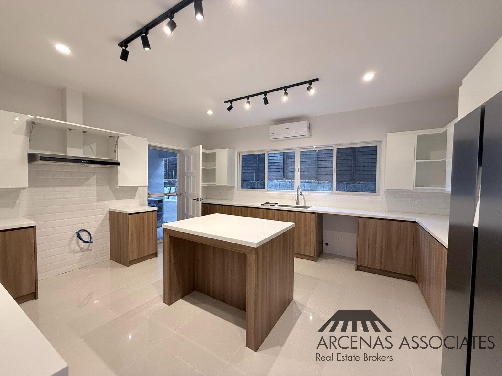 Stylish Modern House in Dasmariñas Village - photo 5