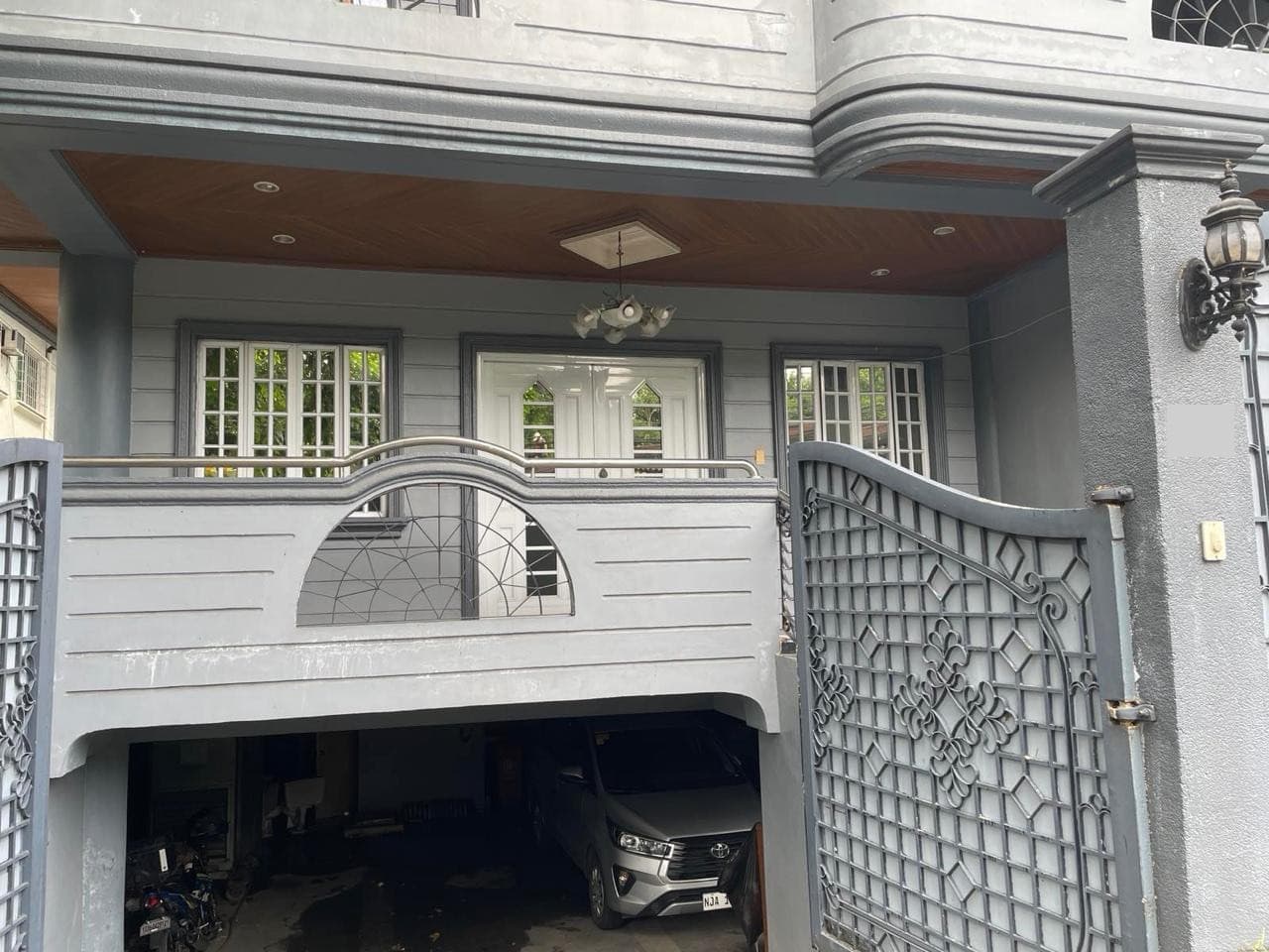 Spacious Horizontal Duplex House - San Lorenzo, Makati - photo 1
