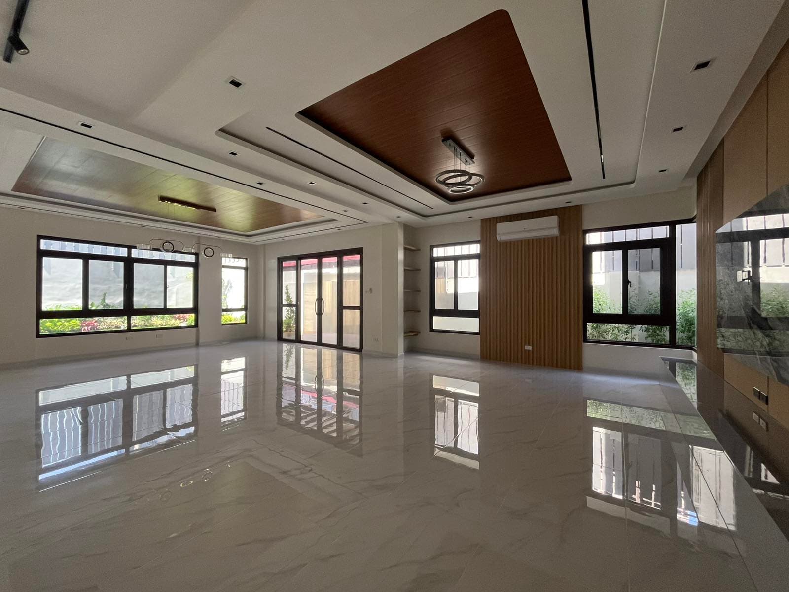 Elegant 5-Bedroom with Den, Pool & Garden - photo 2