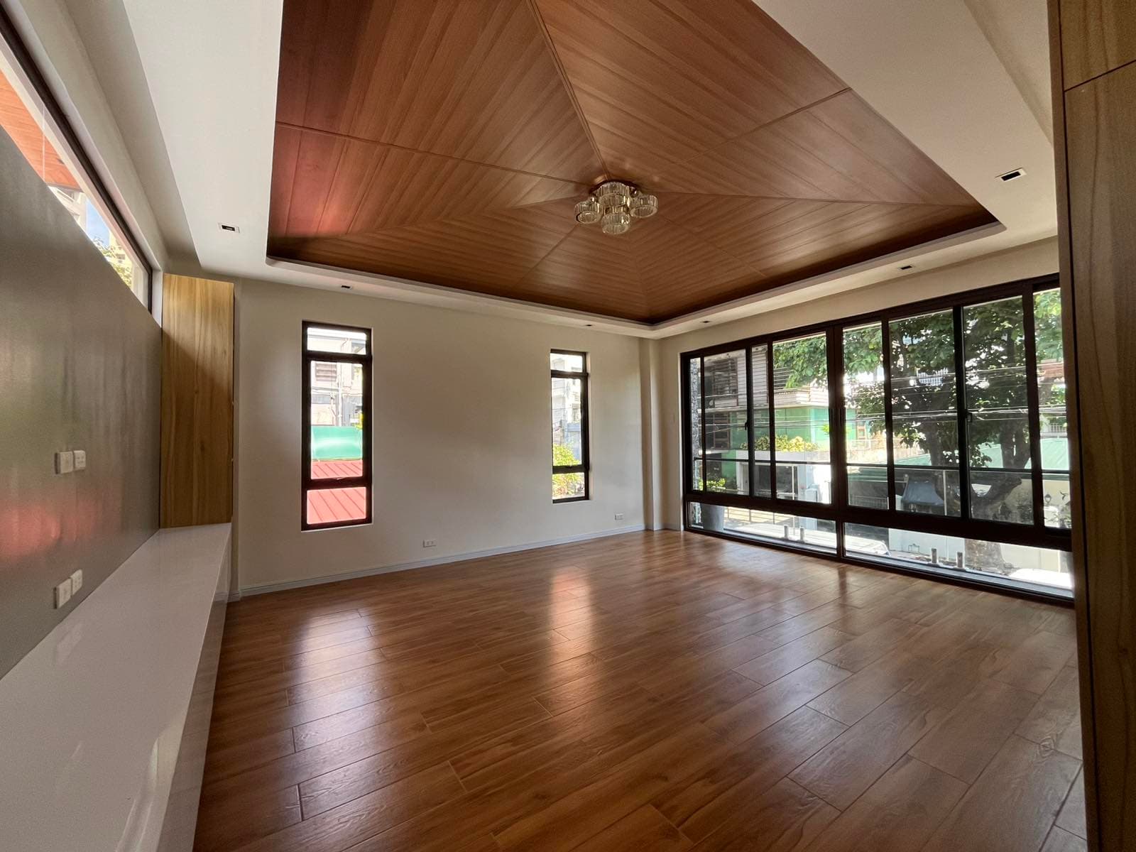 Elegant 5-Bedroom with Den, Pool & Garden - photo 3