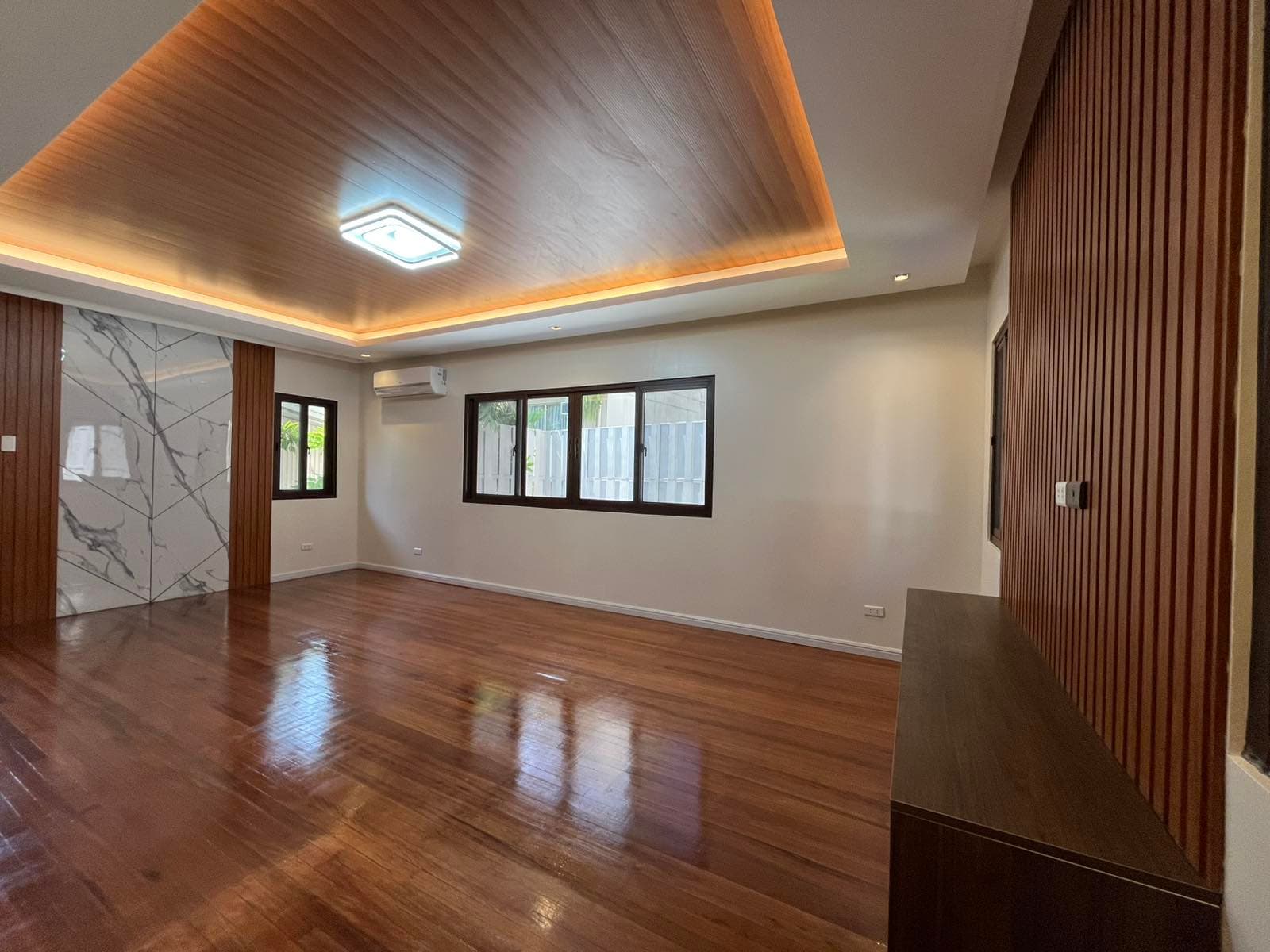 Elegant 5-Bedroom with Den, Pool & Garden - photo 4