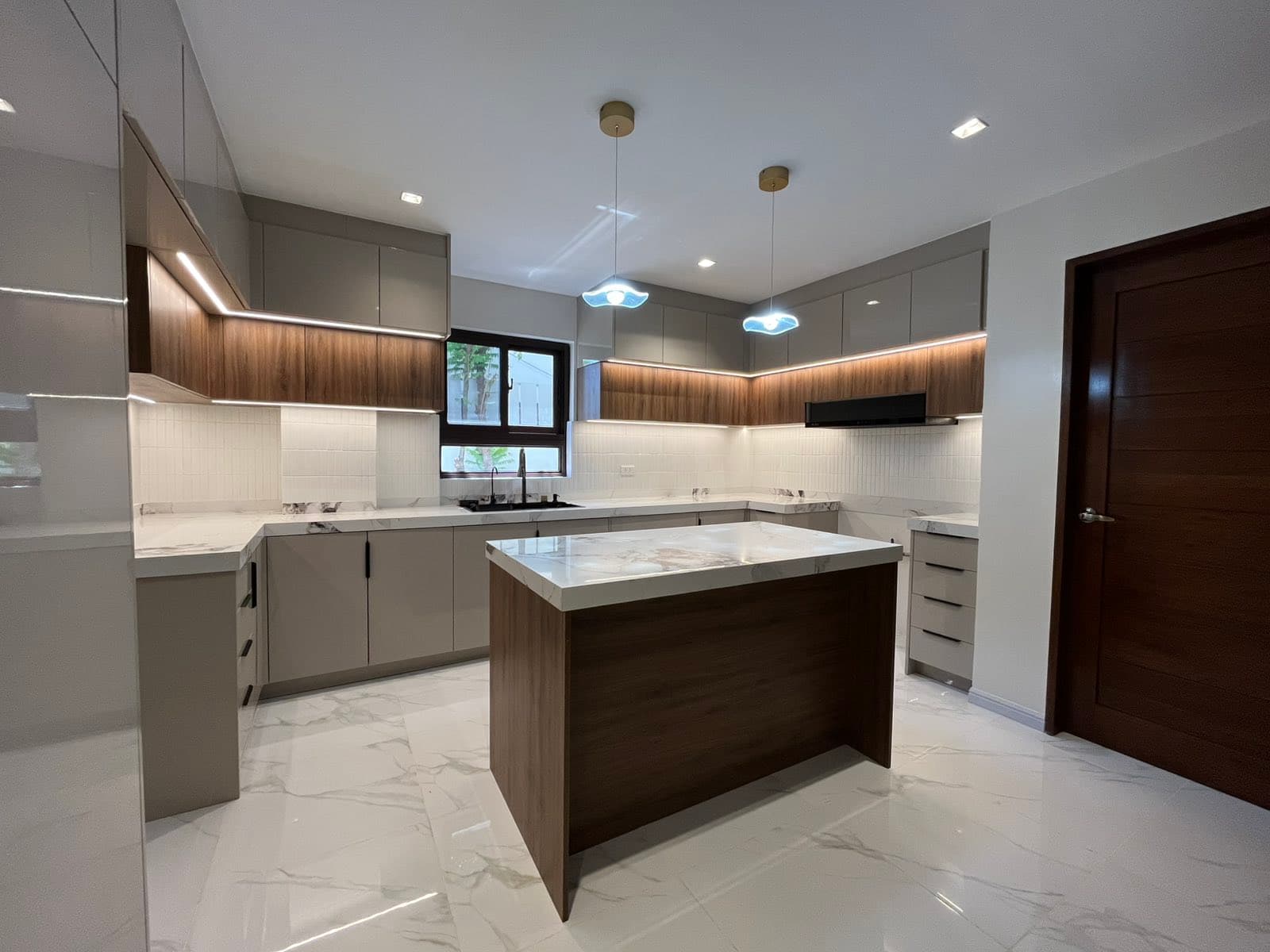 Elegant 5-Bedroom with Den, Pool & Garden - photo 5