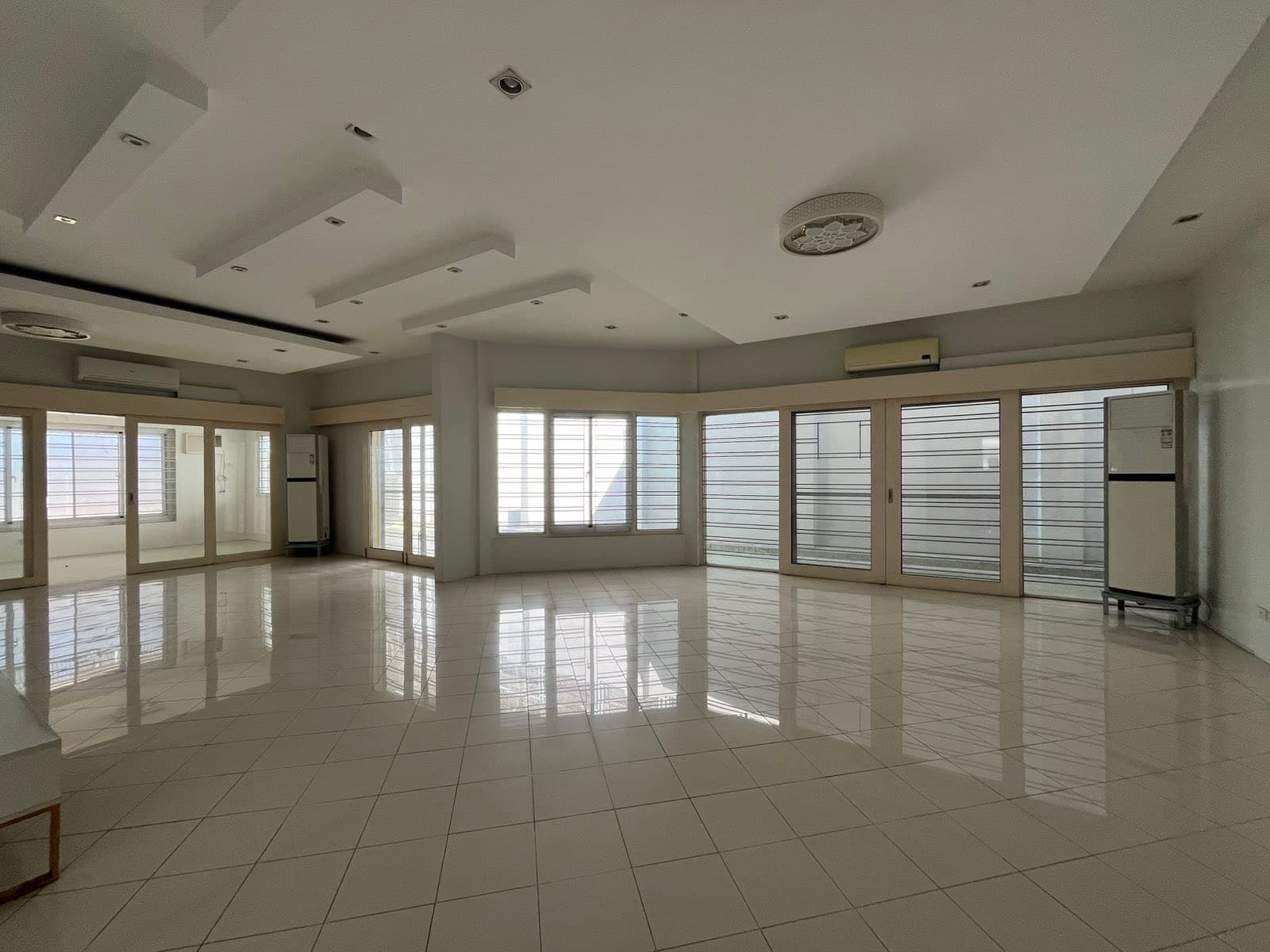 Charming 3-Bedroom Bungalow with Den - photo 2