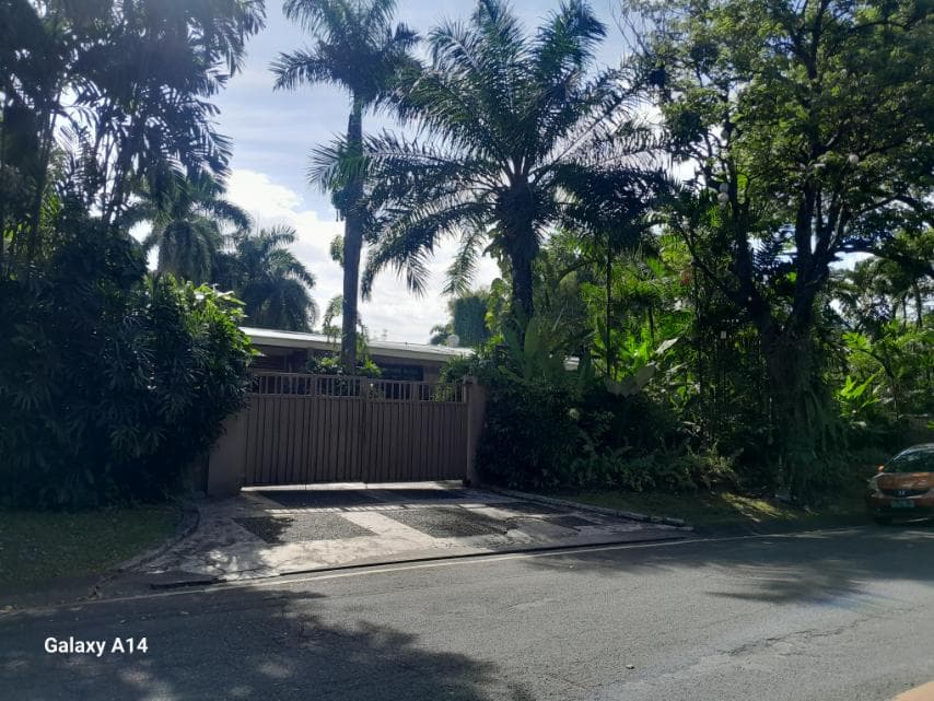 Spacious Bungalow House for sale - Forbes Park, Makati - photo 1