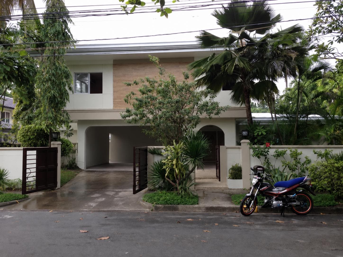 Private and Spacious Home - Dasmarinas Village, Makati - photo 1
