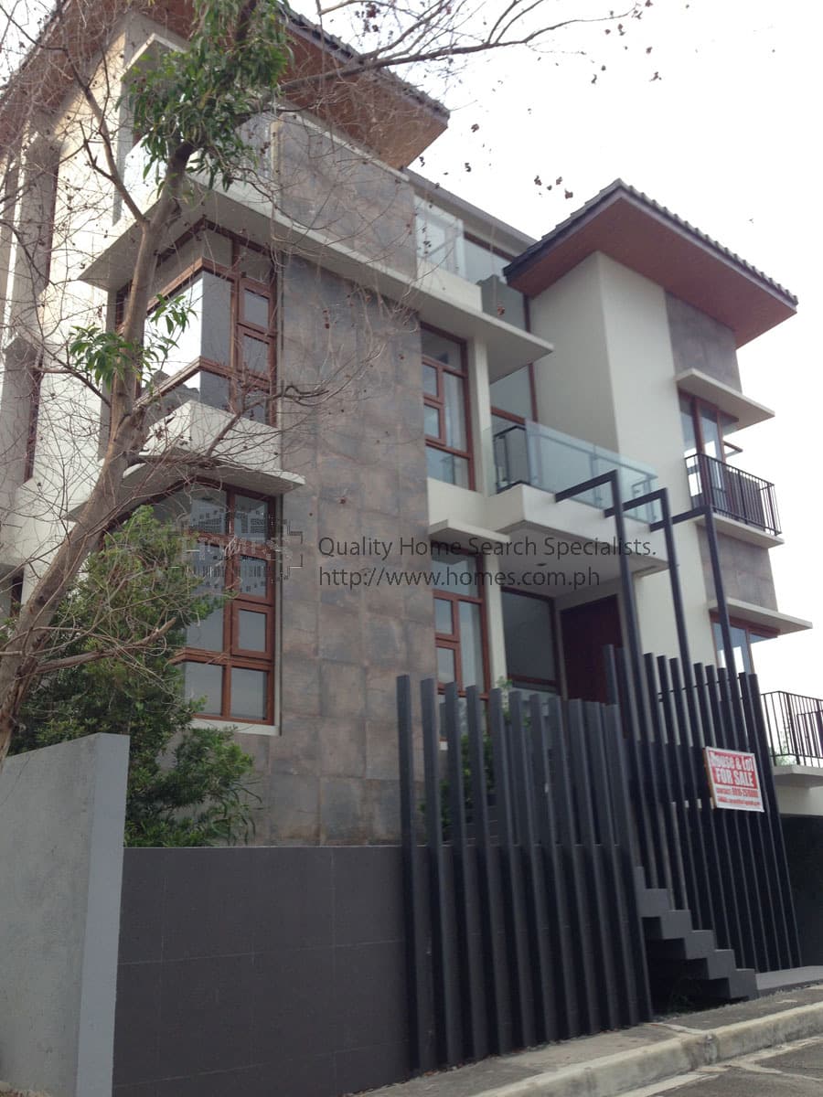 Roomy three-storey house in Mckinley Hills, Taguig