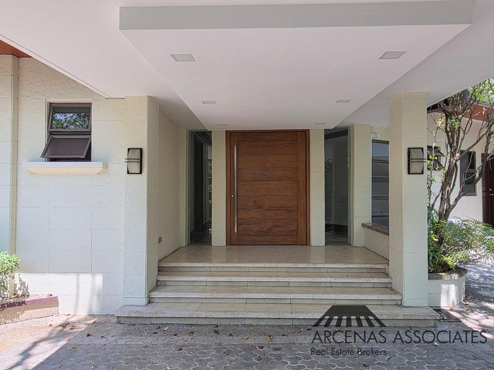 Spacious and Elegant Bungalow - photo 2
