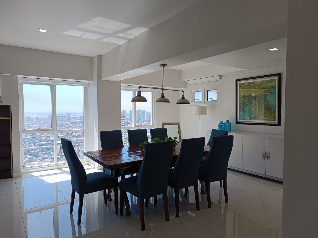 Bi Level 3 Bedroom Penthouse in Legaspi Village, Makati