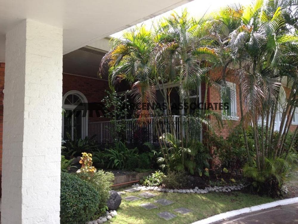 Timeless Bungalow with Expansive Garden, and Pool - photo 3