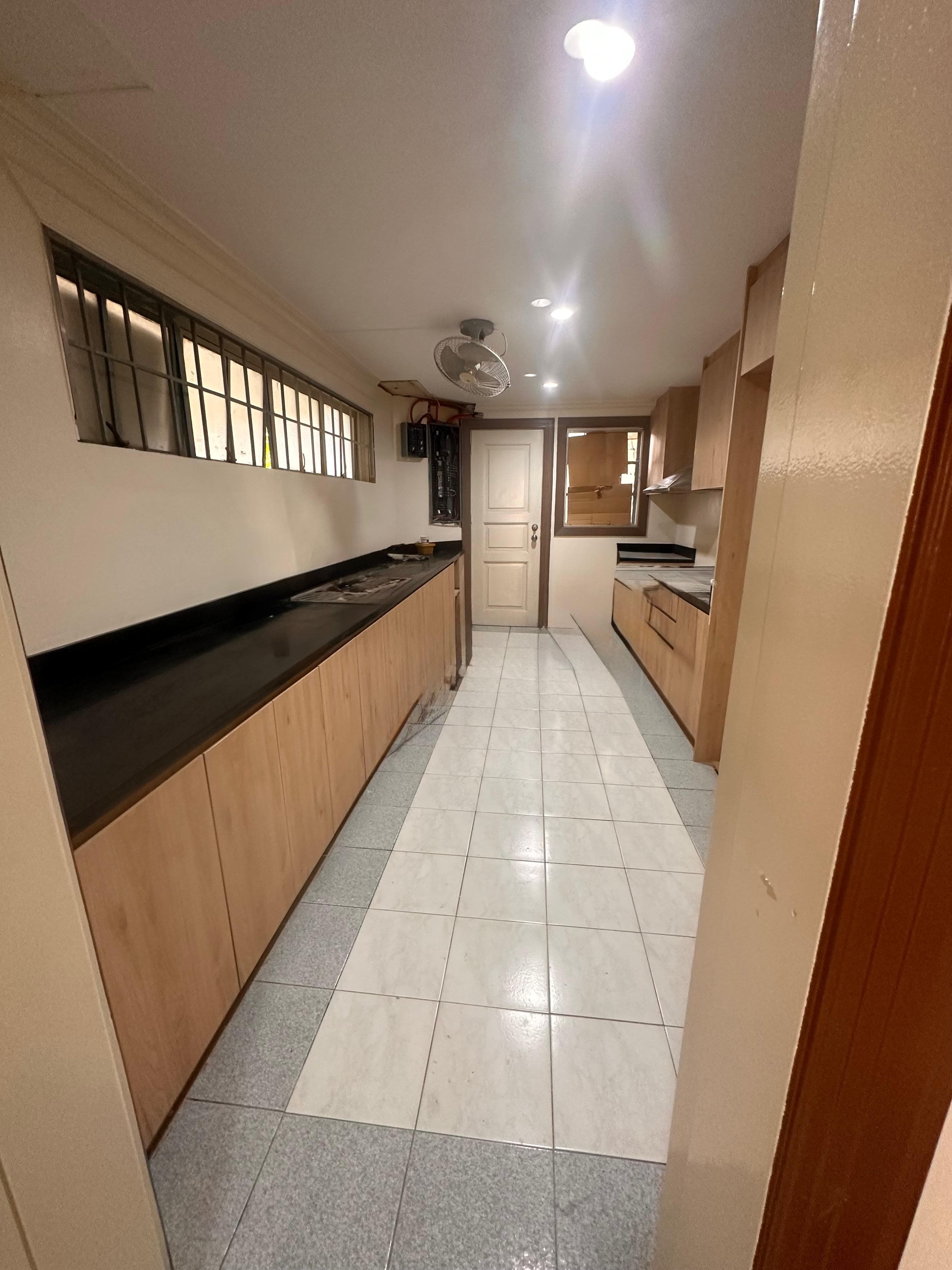 Renovated 3 Bedroom Duplex House - photo 4