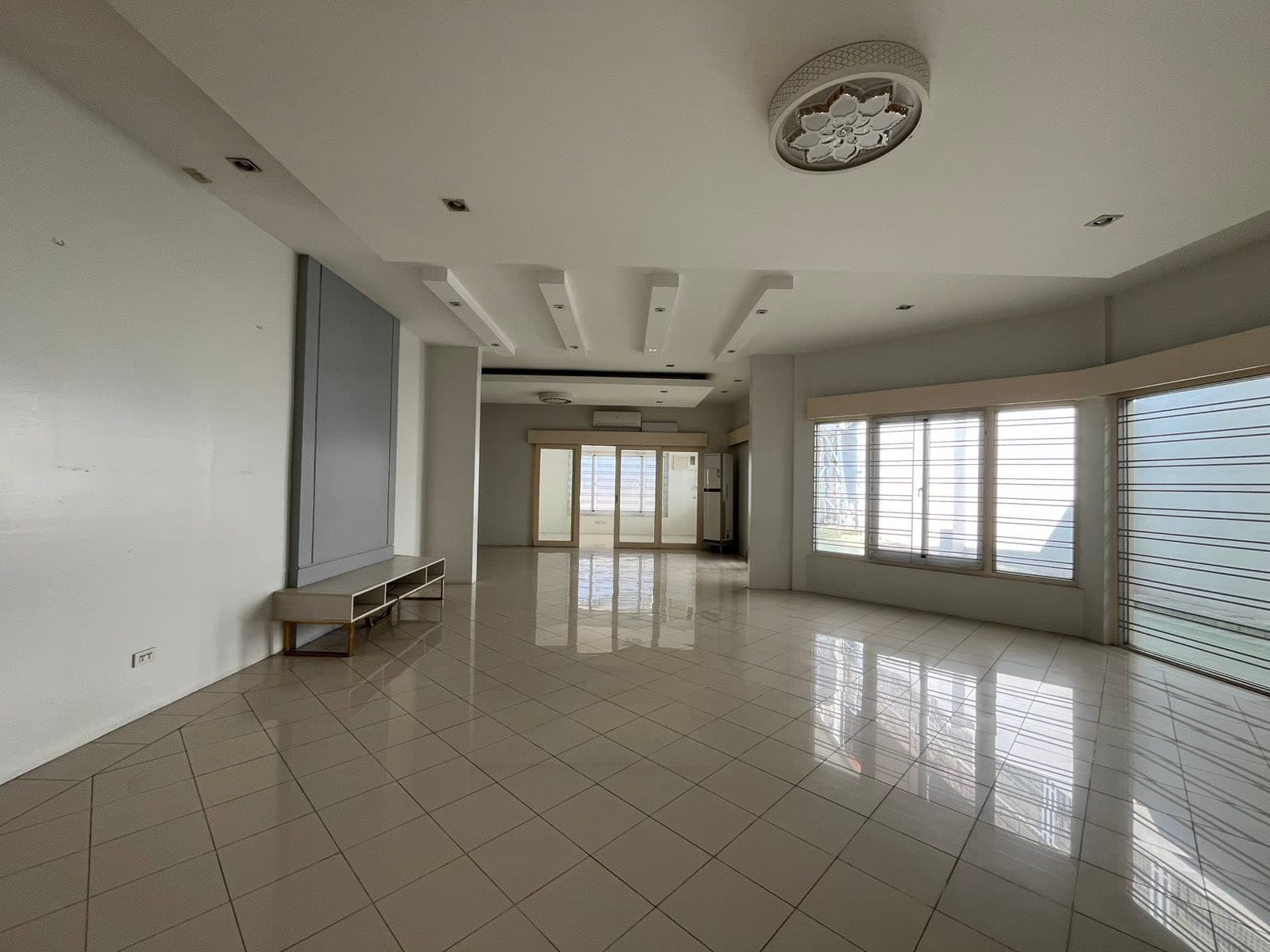 Charming 3-Bedroom Bungalow with Den - photo 3
