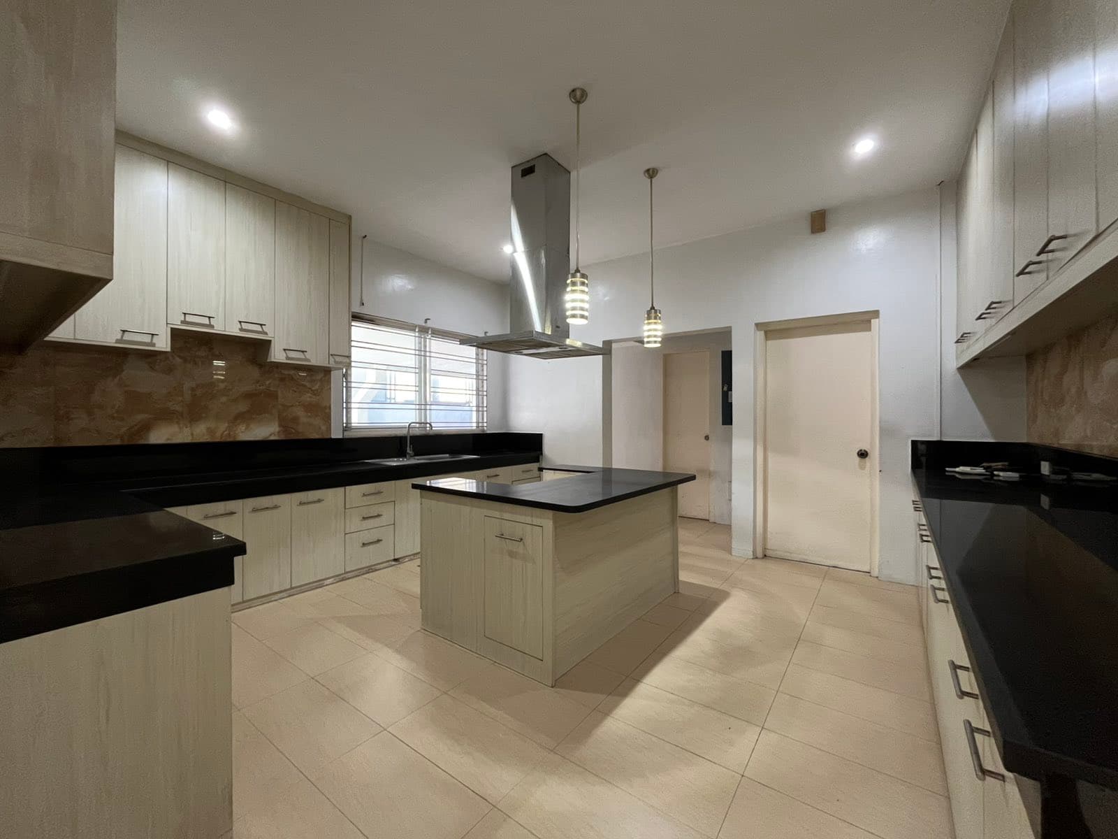 Charming 3-Bedroom Bungalow with Den - photo 4
