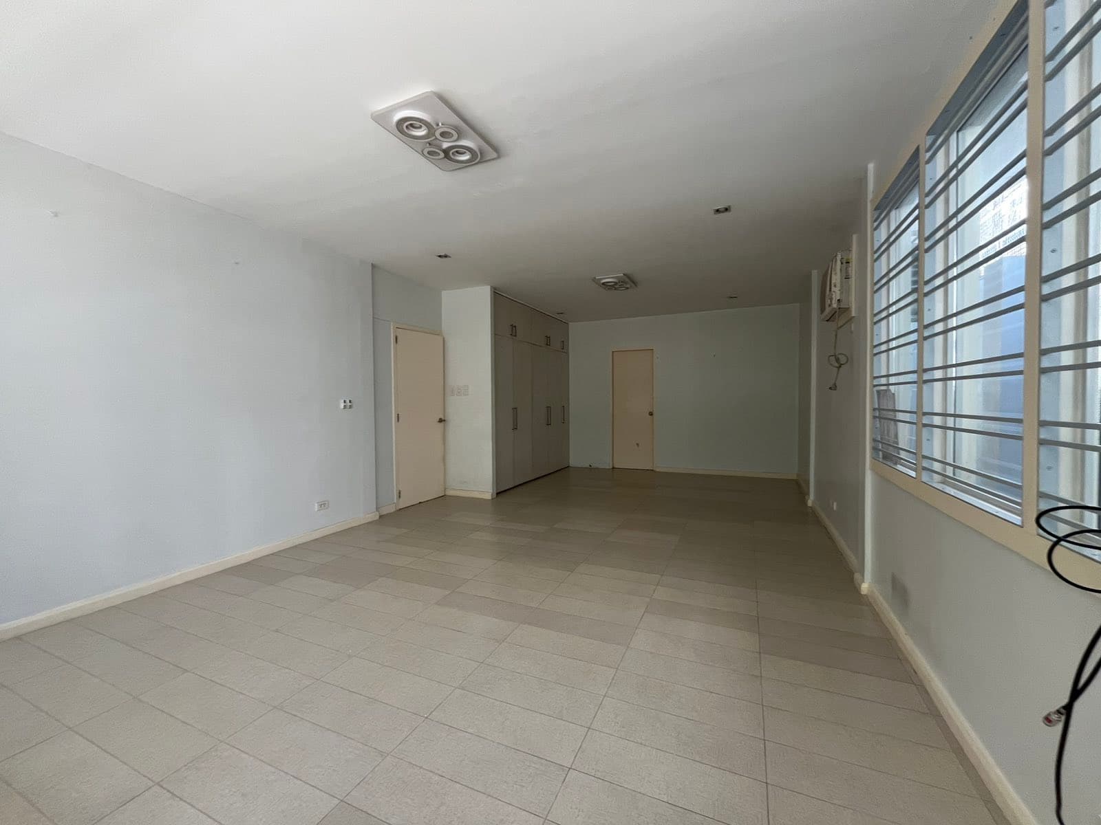 Charming 3-Bedroom Bungalow with Den - photo 5