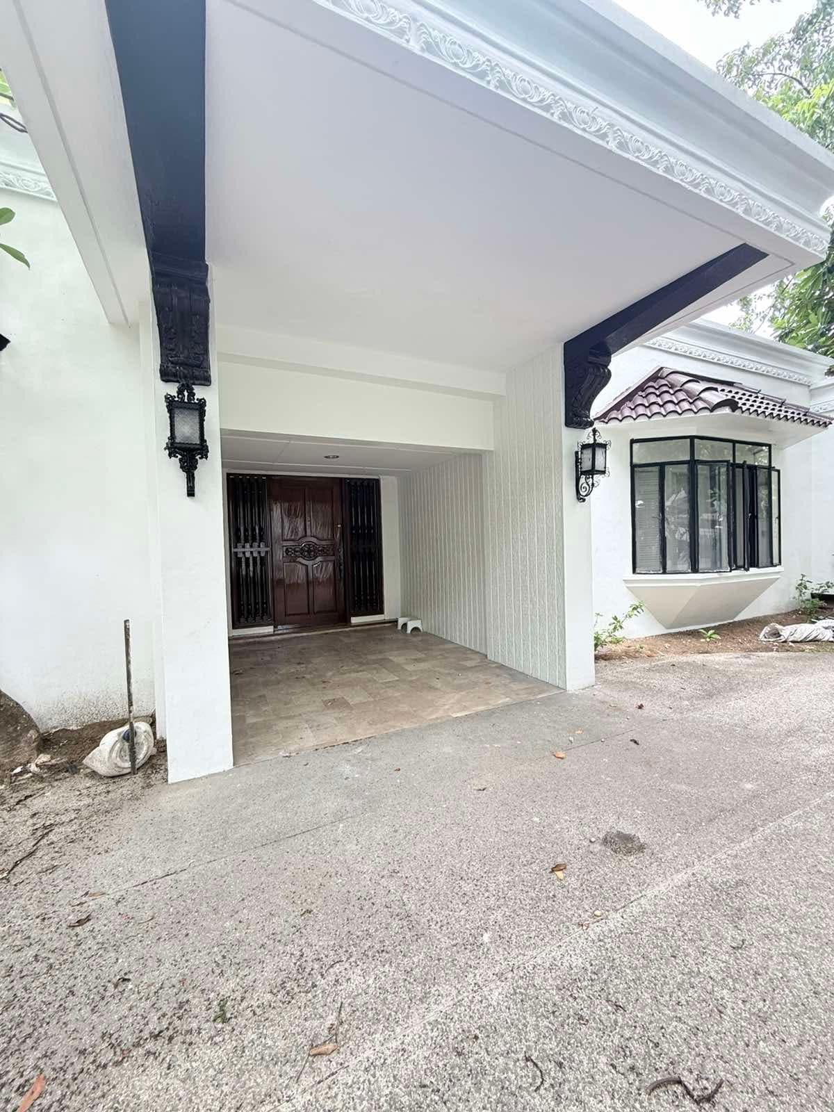 Beautiful and Spacious Home with Pool & Garden - photo 2