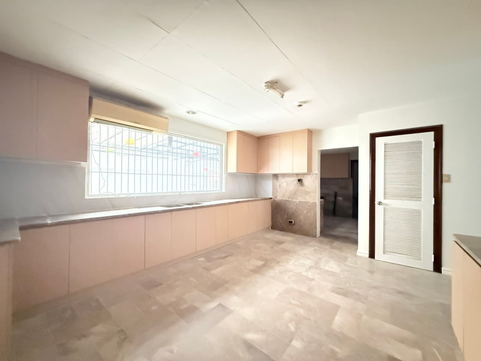 Beautiful and Spacious Home with Pool & Garden - photo 5