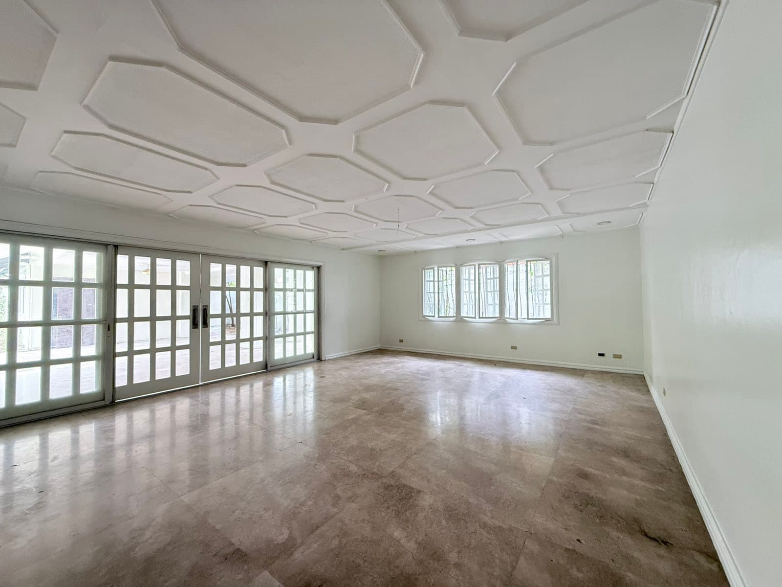 Beautiful and Spacious Home with Pool & Garden - photo 4