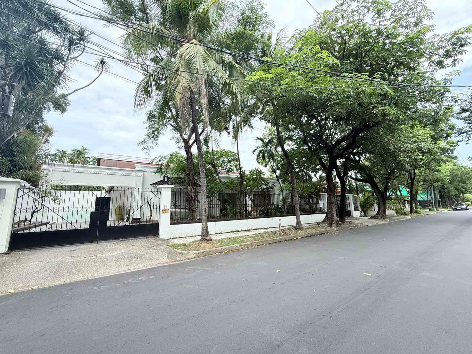 Beautiful and Spacious Home with Pool & Garden - Dasmarinas Village, Makati - photo 1