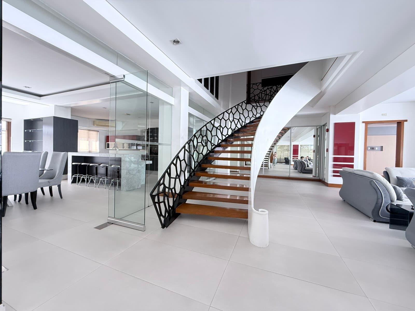 Elegant 2-Storey Home with Grand Staircase - photo 5
