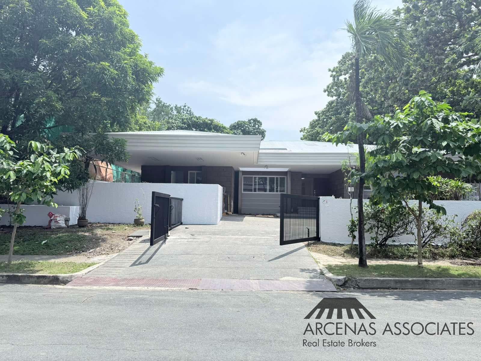 Spacious Renovated Bungalow - photo 2