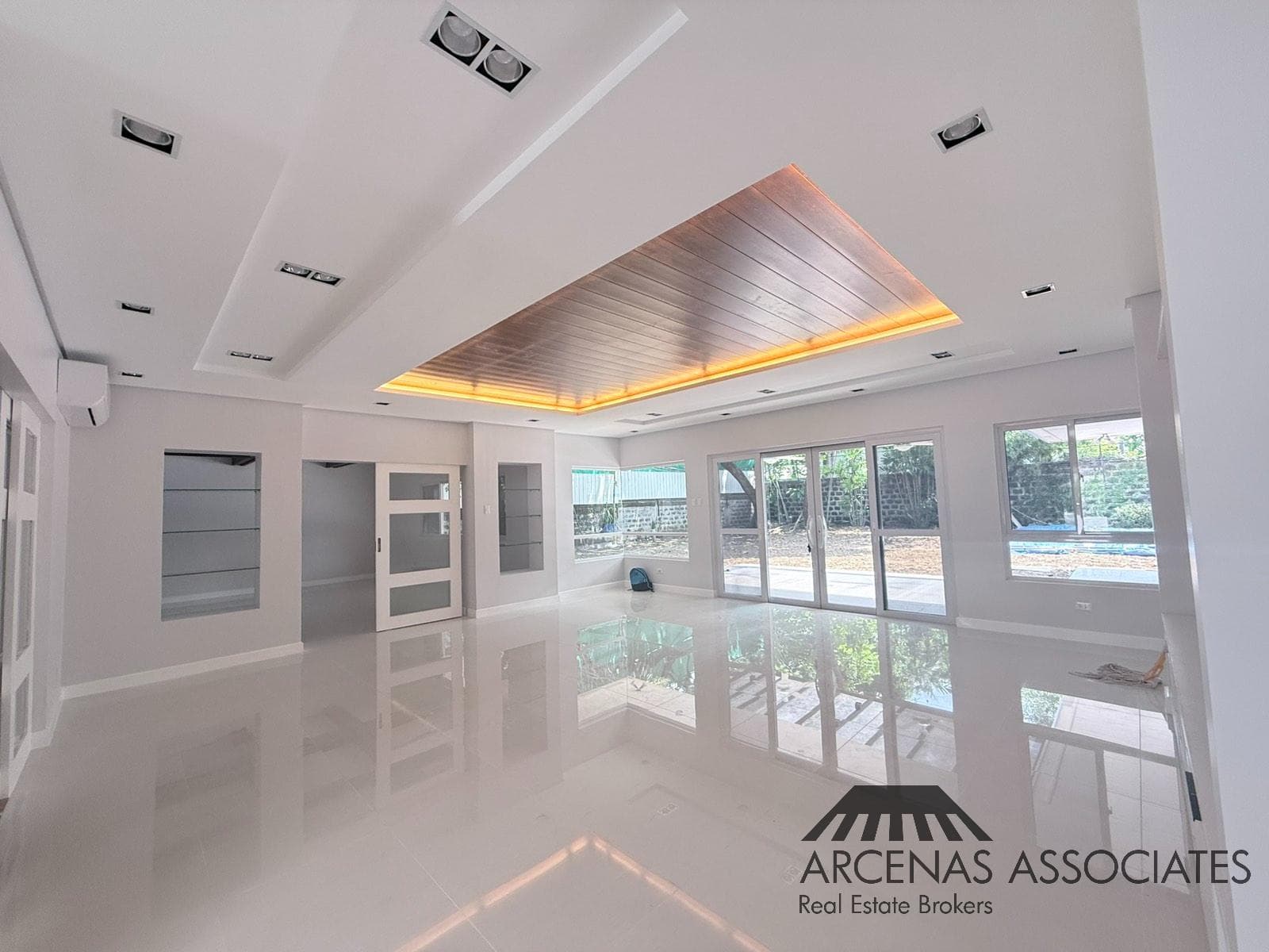 Spacious Renovated Bungalow - photo 3