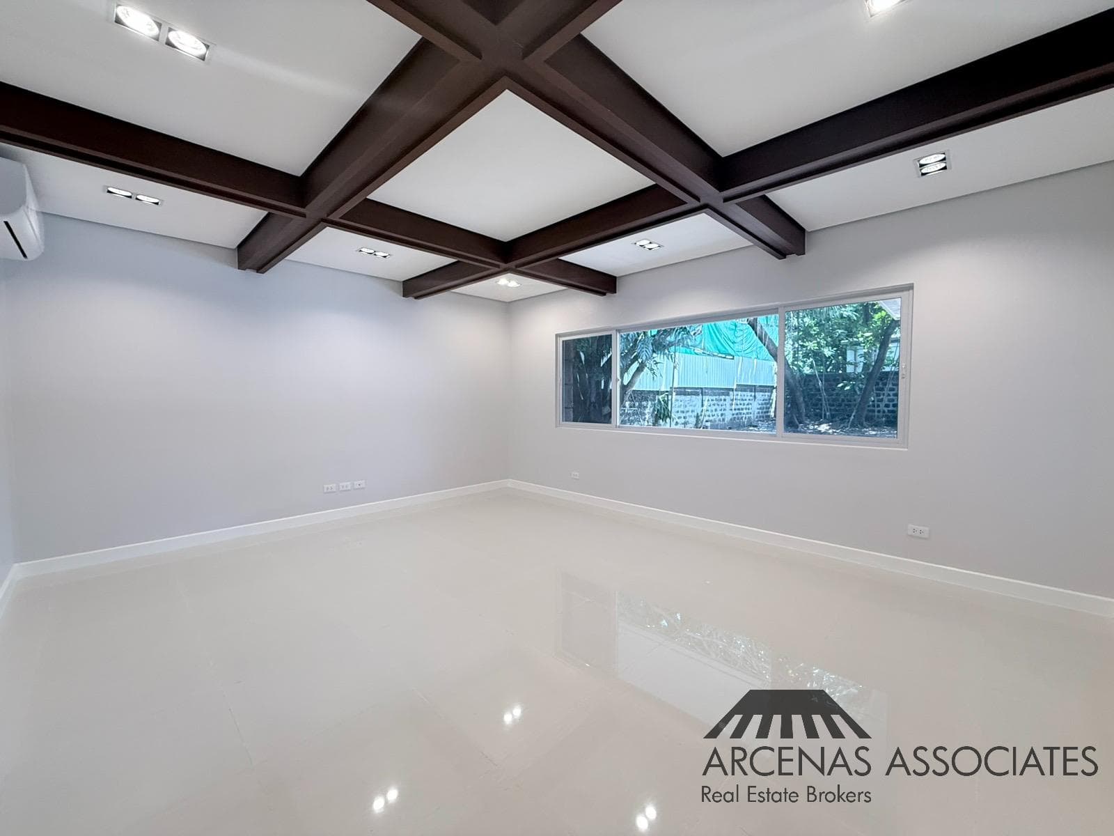 Spacious Renovated Bungalow - photo 4