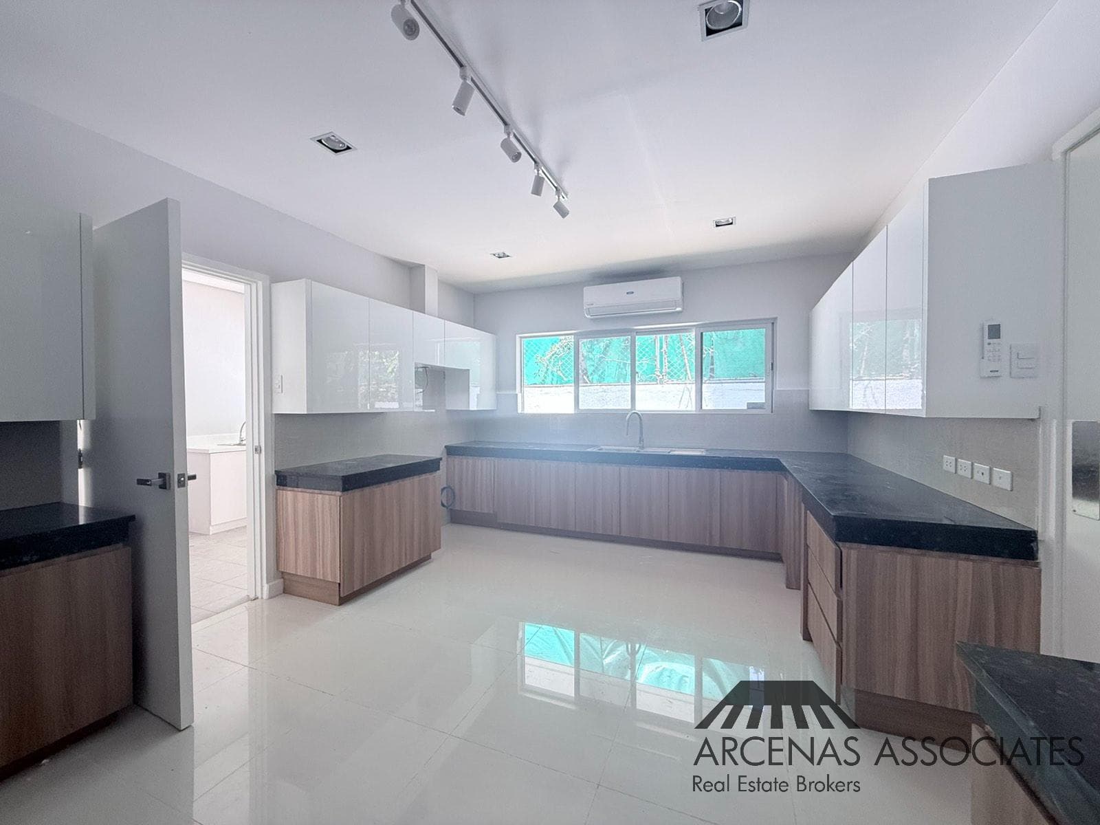 Spacious Renovated Bungalow - photo 5