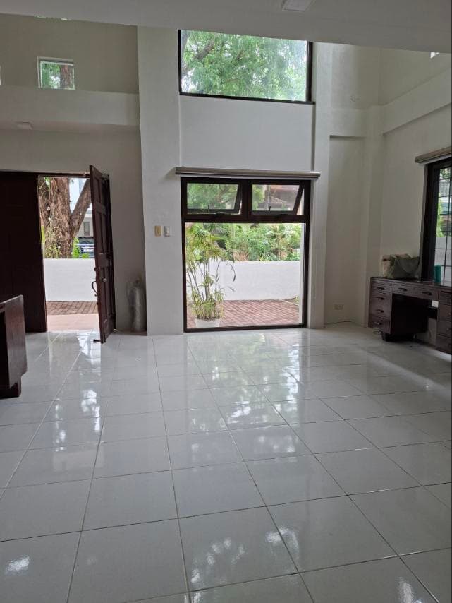 Spacious 3-Bedroom House with Garden - photo 5