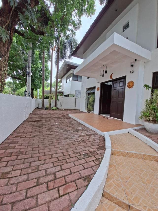 Spacious 3-Bedroom House with Garden - photo 2