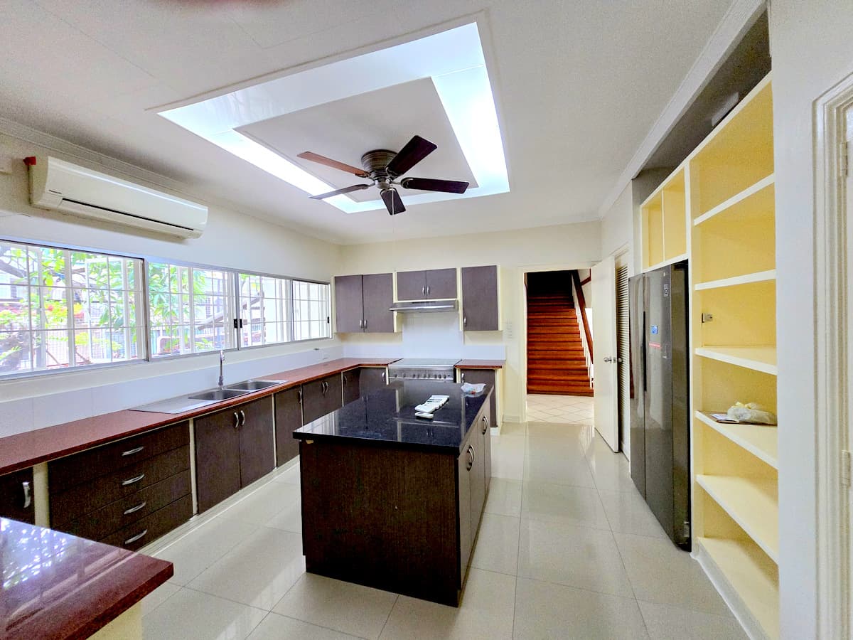 Large 2 storey house - photo 5