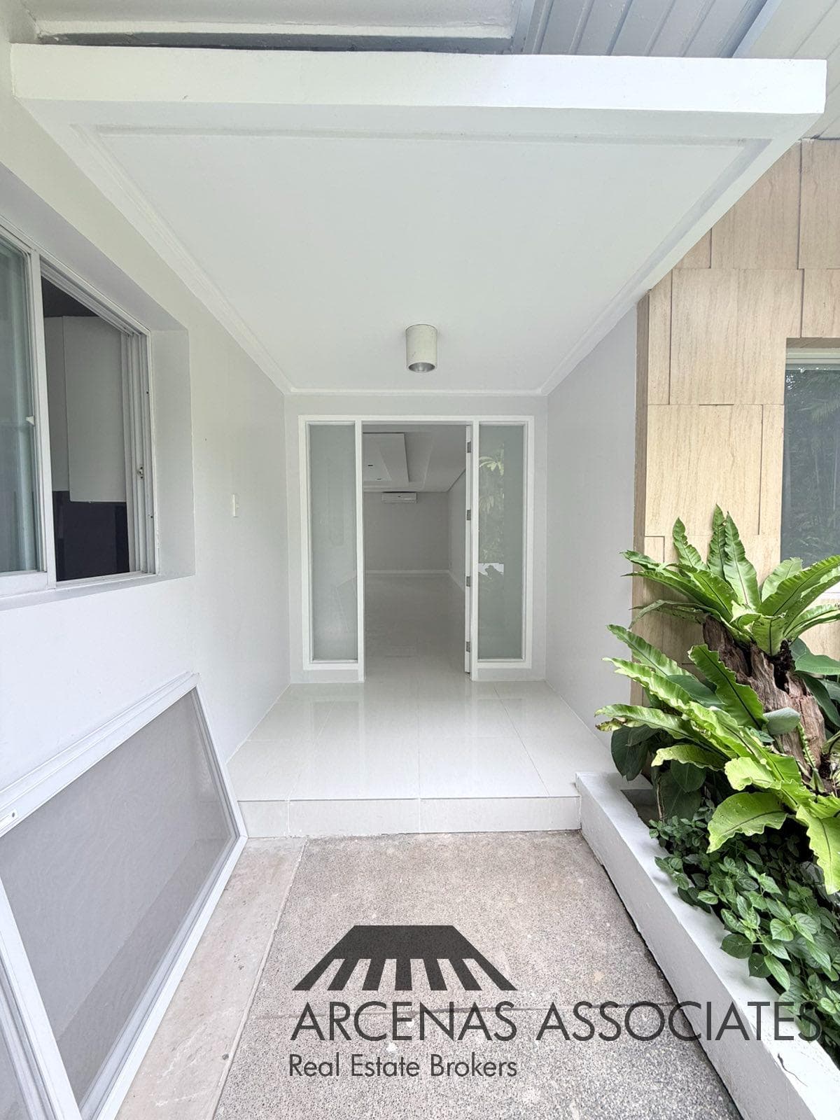 Bright Modern Bungalow - photo 2