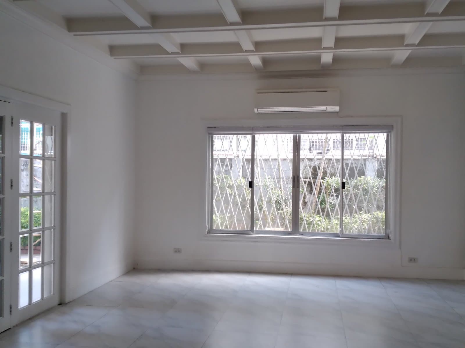 Renovated Colonial 2-storey - photo 2