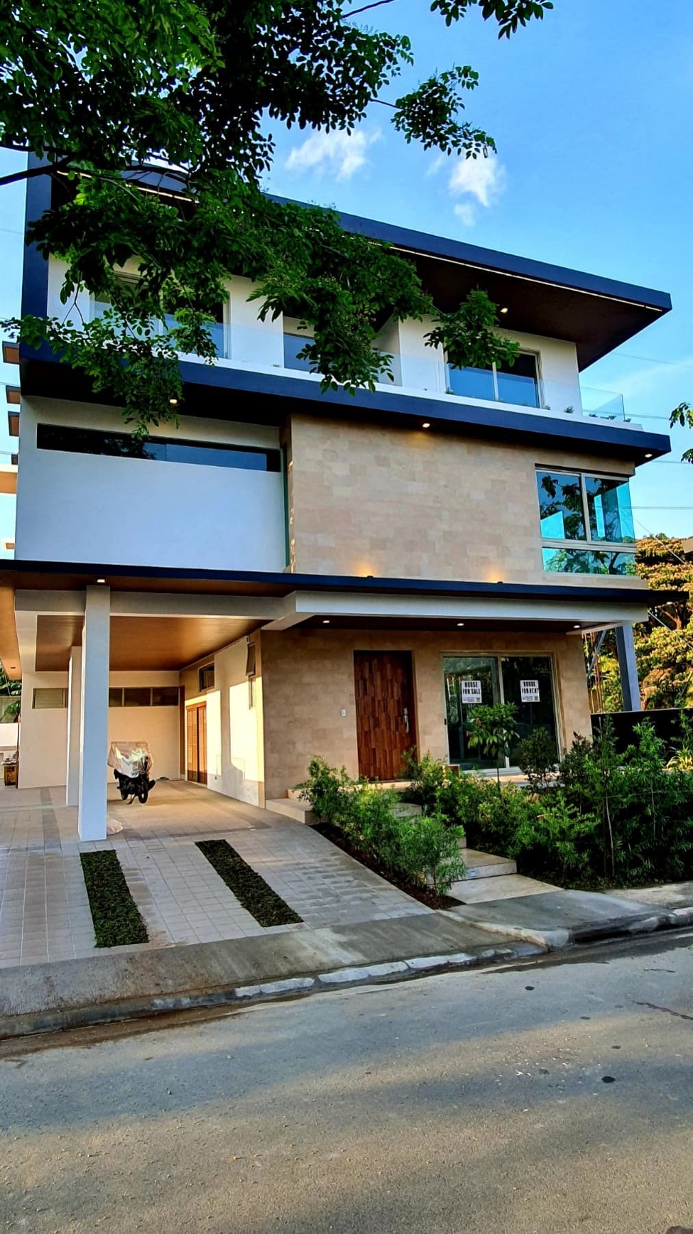 High Ceiling Brand New House in Bonifacio Global City, Taguig