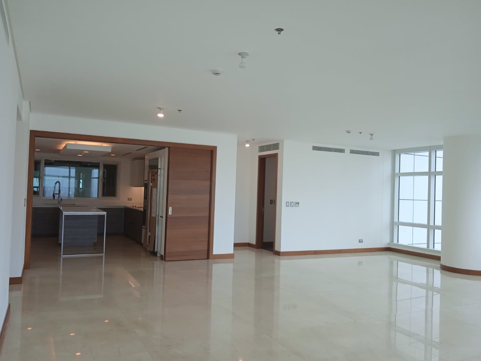 Brand new unit in Two Roxas Triangle - Urdaneta Village, Makati - photo 1